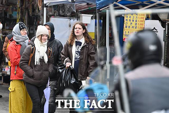 6일 오전 서울 종로구 동묘 벼룩시장을 찾은 외국인 관광객들이 시장을 둘러보고 있다. /김성렬 기자