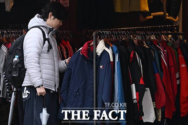 '빈티지' 의류를 살펴보는 이승우 씨.