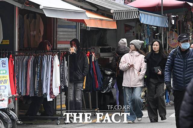 동묘를 둘러보는 외국인 관광객의 모습. 일본 젊은 세대에서 한류와 음식 문화의 인기가 높아지며 일본인 관광객들의 방문이 많아졌다.