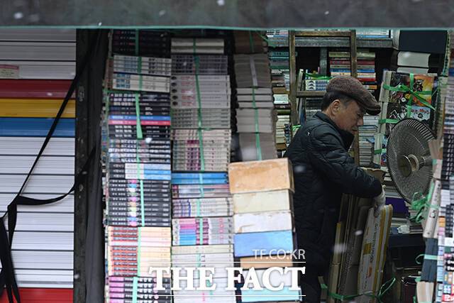 가게를 살피고 있는 '대원서점' 손대원 씨