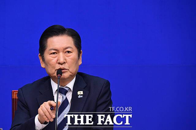 정청래 더불어민주당 대표는 9일 윤석열 정부가 계속 집권했어도 코스피 6000이 가능했을 것이라는 한동훈 전 국민의힘 대표 발언에 "그러면 왜 재임할 때 코스피 3000도 못 찍었느냐"고 꼬집었다. /남윤호 기자