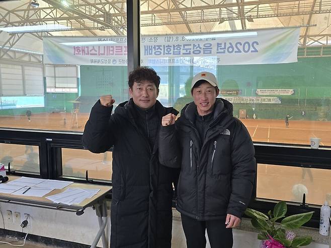 30대 정구 국가대표 3명을 배출한 음성군청 유승훈 감독과 팀 내 최고령인 39세 태극마크 주인공이 된 박환. 음성군청 제공