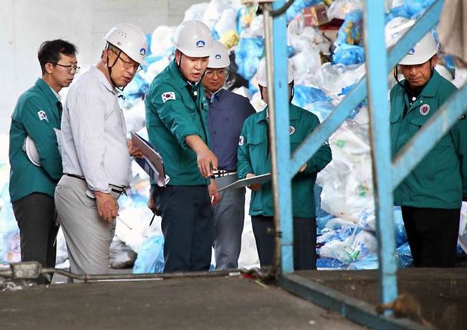 오언석 도봉구청장(가운데)이 도봉구 재활용선별장을 방문해 시설 등을 점검하고 있다. 도봉구 제공.