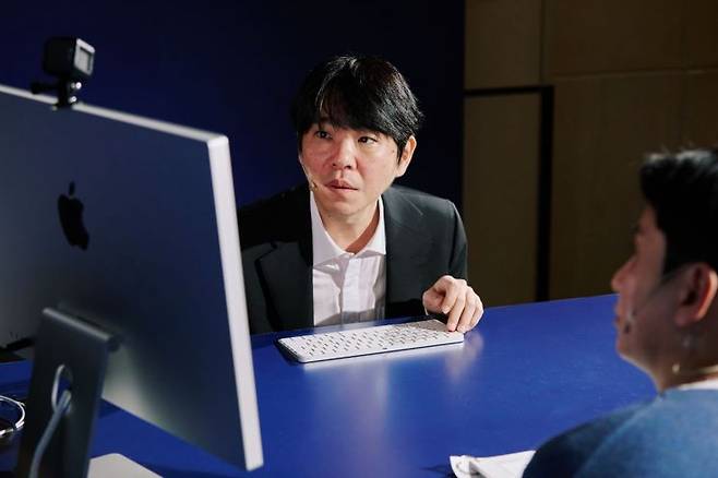 이세돌 울산과학기술원(UNIST) 특임교수(9단)가 AI 스타트업 인핸스가 9일 오후 서울 포시즌스 호텔에서 주최한 '에이전틱 AI 상용화 글로벌 캠페인' 행사에서 AI 에이전트를 구축하고 있다. 인핸스