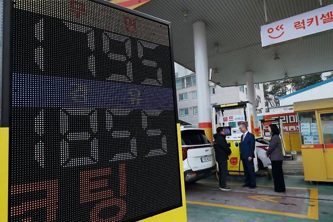 손주석 한국석유공사 사장이 9일 울산 자영알뜰주유소를 방문, 석유제품 가격 현황을 점검하고 있다. 한국석유공사. 연합뉴스