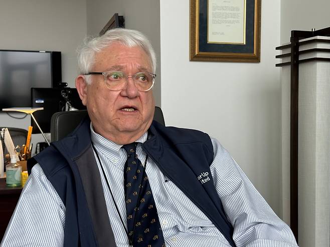 존 햄리 전략국제문제연구소(CSIS) 소장이 지난 5일 워싱턴 DC의 사무실에서 본지와 인터뷰를 하고 있다. /워싱턴=김은중 특파원