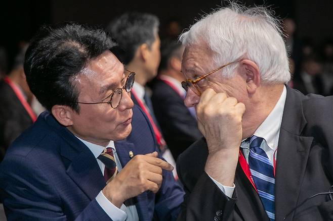 존 햄리 전략국제문제연구소(CSIS) 소장이 지난해 5월 본지가 주최한 아시안리더십콘퍼런스(ALC) 개막식에서 당시 더불어민주당 상임공동선대위원장으로 있던 김민석 국무총리와 대화를 하고 있다. /장련성 기자