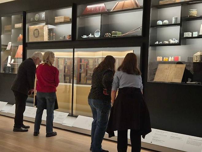 미국 시카고박물관에서 7일 개막한 '이건희 컬렉션' 특별전을 현지 관람객들이 감상하고 있다. /국립중앙박물관