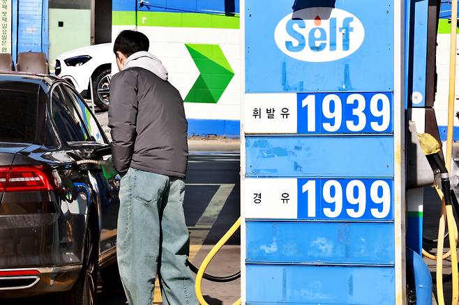 유가 급등으로 정부가 최고가격 지정을 검토하는 가운데 전국 주유소 기름값이 2000원에 육박하고 있다. 사진은 서울 시내 한 주유소./연합