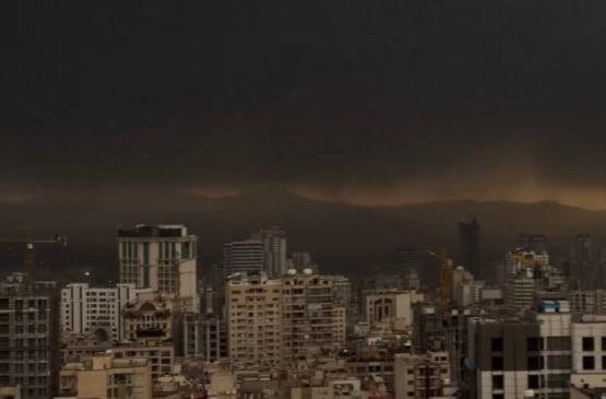 소셜미디어에 8일 오전 이란 테헤란 일출 상황이라고 올라온 사진. 테헤란 상공이 연기와 먹구름으로 뒤덮여 어두컴컴하다./ 엑스 계정 'RKOT'