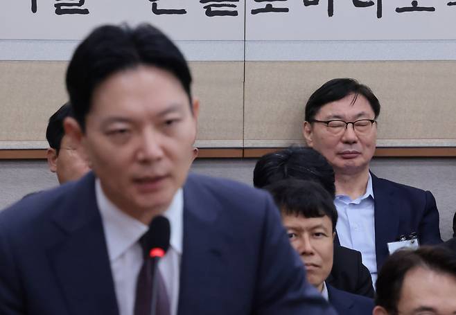 이화영 전 경기도 평화부지사가 지난해 10월 14일 서울 여의도 국회 법제사법위원회에서 열린 법무부 등에 대한 국정감사에서 자신의 대북 송금 사건을 수사했던 박상용 법무연수원 교수의 발언을 듣고 있다. /남강호 기자