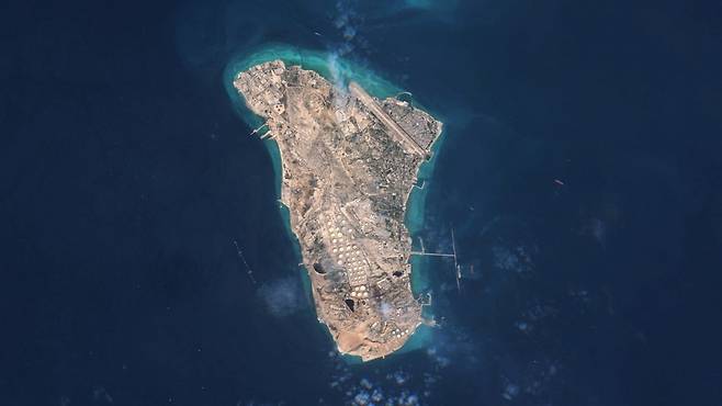 이란 석유 수출의 90%가 통과하는 최대 석유 수출 터미널이 있는 페르시아만의 하르그(Kharg) 섬. 따라서 이 석유 인프라 시설의 파괴는 이란 경제의 붕괴를 초래하지만, 지금까지 미국과 이스라엘은 이 섬에 대한 폭격을 하지 않았다.