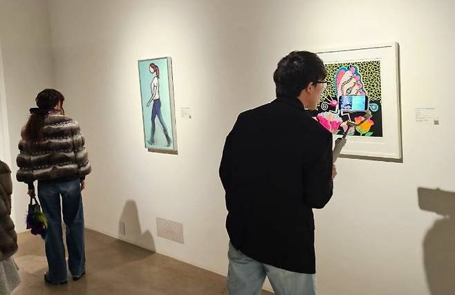 지난 6일 서울 강남구 신사동 서울옥션 강남센터에서 국세청 고액 체납자 압수품 특별 경매에 나온 미술품을 방문객이 살펴 보고 있다. /황채영 기자