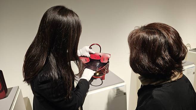 지난 6일 서울 강남구 신사동 서울옥션 강남센터에서 국세청 고액 체납자 압수품 특별 경매에 나온 명품 가방을 관계자가 설명하고 있다. /황채영 기자