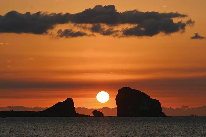 형제섬 일출의 모습