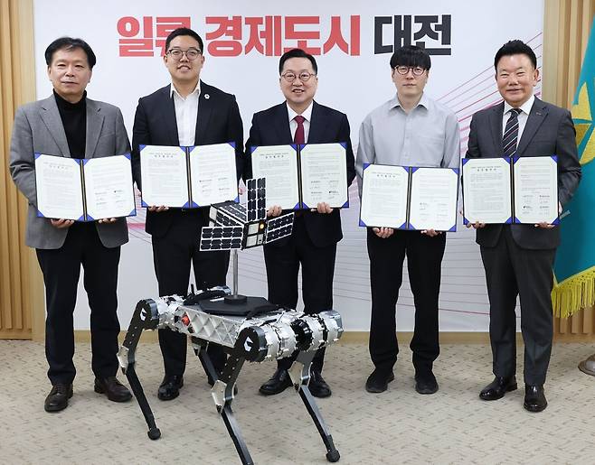 대전시가 9일 시청에서 6대 전략산업인 우주·로봇 분야 기업과 산업경쟁력 강화·지역 거점화를 위한 업무협약을 체결했다. (왼쪽부터) 송원강 대전투자금융 대표, 박재필 나라스페이스테크놀로지 대표, 이장우 대전시장, 황보제민 라이온로보틱스 대표, 김우연 대전테크노파크 원장. 대전시 제공