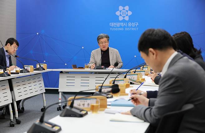 9일 정용래 청장(가운데)이 주간간부회의를 열고 행정통합 관련 대비를 주문하고 있다. 유성구 제공