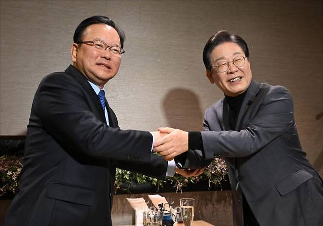 이재명 당시 더불어민주당 대표가 지난해 2월 24일 저녁 서울 여의도의 한 식당에서 김부겸 전 국무총리를 만나 악수하고 있다. ⓒ데일리안 홍금표 기자