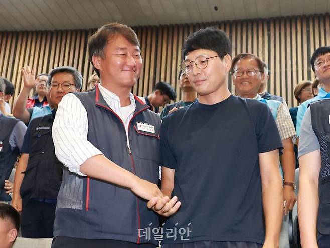 양경수 전국민주노동조합총연맹 위원장과 유최안 거제통영고성 조선하청지회 조합원(전 대우조선해양 하청 용접공)이 지난해 8월 24일 오전 서울 여의도 국회에서 열린 제428회 국회(임시회) 제2차 본회의에서 노동조합 및 노동관계조정법 일부개정법률안(대안)이 더불어민주당 주도로 통과되자 기뻐하고 있다. ⓒ뉴시스