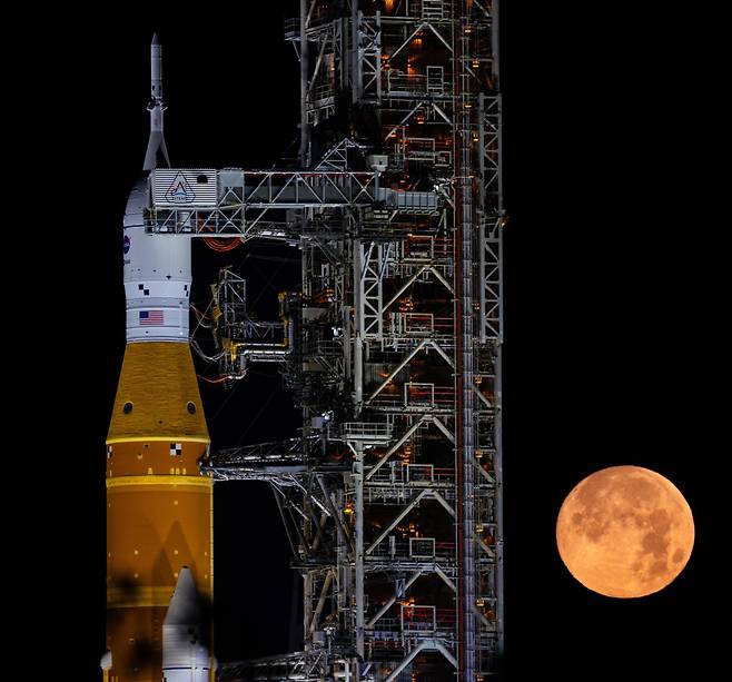 아르테미스 2호 미션을 위해 미국 케네디 우주센터 발사대에 설치된 우주발사시스템(SLS)과 오리온 우주선. NASA 제공