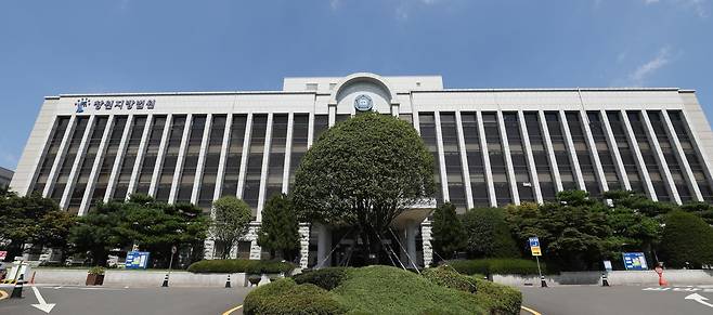 열쇠 수리공을 동원해 남의 집에 침입하려 한 50대 상습 절도범이 출소 5개월 만에 다시 실형을 선고받았다. 창원지법은 절도 및 주거침입미수 혐의로 A 씨에게 징역 2년을 선고했다. 뉴스1