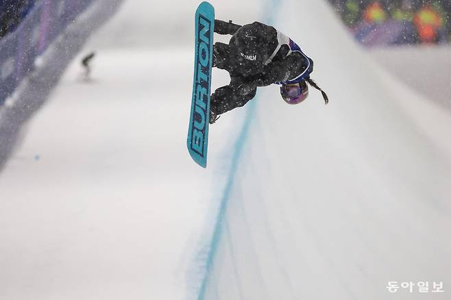 12일 밤(현지시간) 이탈리아 리비뇨 스노파크에서 2026 밀라노 코르티나 동계올림픽 스노보드 여자 하프파이프에 출전한 최가온이 3차 시기에서 점프를 하고 있다. 이날 한국 스키 사상 최초로 최가온이 동계 올림픽 금메달을 획득했다. 대한민국 선수단 가운데 첫 금메달의 주인공이기도 하다. 리비뇨