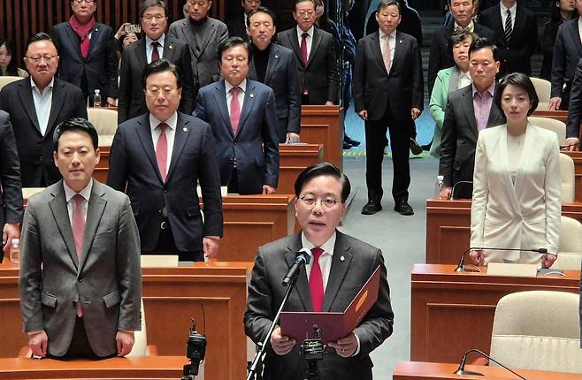 송언석 국민의힘 원내대표가 9일 오후 서울 여의도 국회에서 의원총회를 마치고 ‘윤석열 전 대통령의 정치적 복귀를 요구하는 일체의 주장에 명백히 반대한다’는 내용의 결의문 낭독을 하고 있다. 2026.03.09. 뉴시스