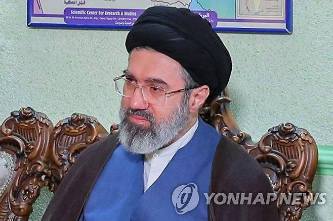 이란 새 최고지도자로 선출된 모즈타바 하메네이. 연합뉴스