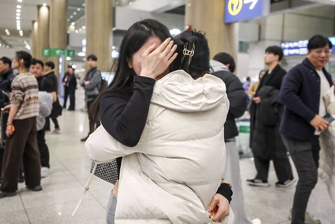 9일 인천국제공항 1터미널에 도착한 아부다비 출발 전세기에 탑승했던 우리 국민들이 가족을 만나고 있다.뉴시스