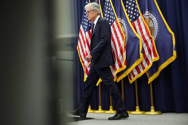 미국 연방준비제도(연준)의 제롬 파월 의장이 지난 1월 28일 미국 워싱턴DC 연준 본부에서 기자회견을 위해 이동하고 있다.AFP연합뉴스