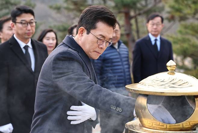 정원오 더불어민주당 서울시장 예비후보가 9일 서울 동작구 국립서울현충원 김대중 전 대통령묘소를 찾아 분향하고 있다. 뉴스1