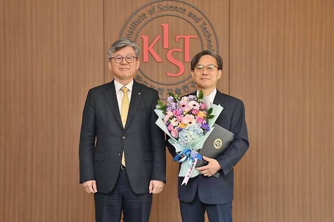 9일 서울 성북구 한국과학기술연구원(KIST) 본원에서 오상록 KIST 원장(왼쪽)과 염성수 기후·환경연구소 책임연구원이 기념촬영을 하고 있는 모습. KIST 제공