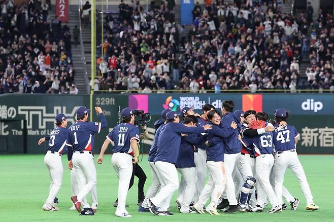 9일 일본 도쿄돔에서 열린 2026 WBC 조별리그 C조 4차전 한국과 호주의 경기, 7-2로 승리한 한국 대표팀 선수들이 기뻐하고 있다. 뉴시스