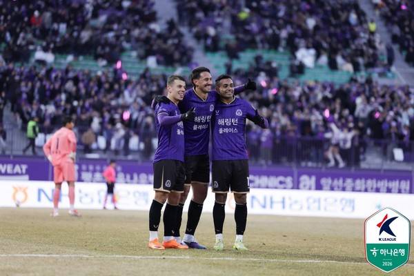 마테우스(왼쪽), 엘쿠라노, 아일톤(이상 FC안양). 한국프로축구연맹 제공