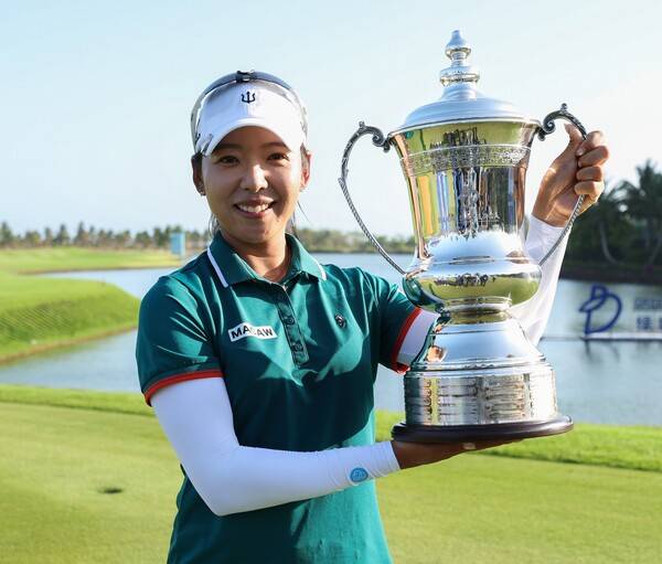 2026년 미국여자프로골프(LPGA) 투어 '아시안 스윙' 블루베이 LPGA 골프대회 우승을 차지한 이미향 프로가 우승 트로피를 들고 기념 촬영하는 모습이다. 사진제공=Getty_LPGA (사진을 무단으로 사용하지 마십시오.)