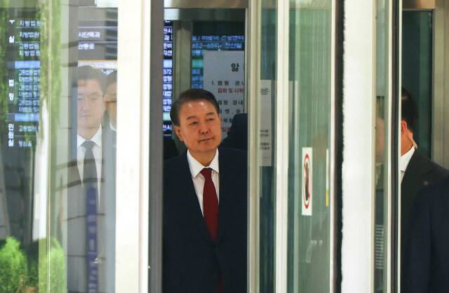 윤석열 전 대통령이 지난해 5월26일 서울 서초구 서울중앙지방법원에서 열린 내란 우두머리 혐의, 직권남용 권리행사방해 혐의 사건 5차 공판에 출석한 뒤, 점심식사를 위해 법원을 나오고 있다. 사진공동취재단