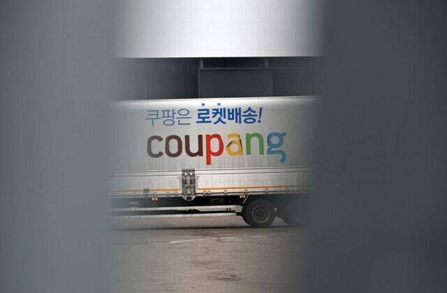 서울의 한 쿠팡 캠프에 배송 차량이 주차된 모습. 연합뉴스