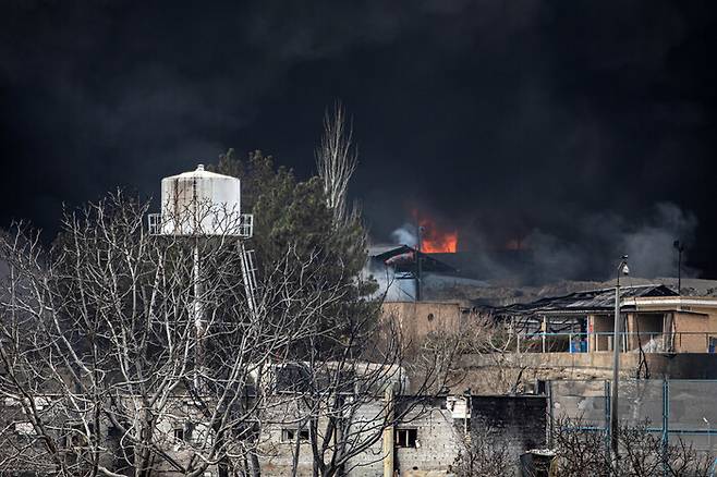 이란 수도 테헤란 북서부의 한 시설에 있는 원유 저장 탱크에서 이스라엘과 미국의 야간 공습 이후 8일(현지시각) 연기가 치솟고 있다. UPI 연합뉴스