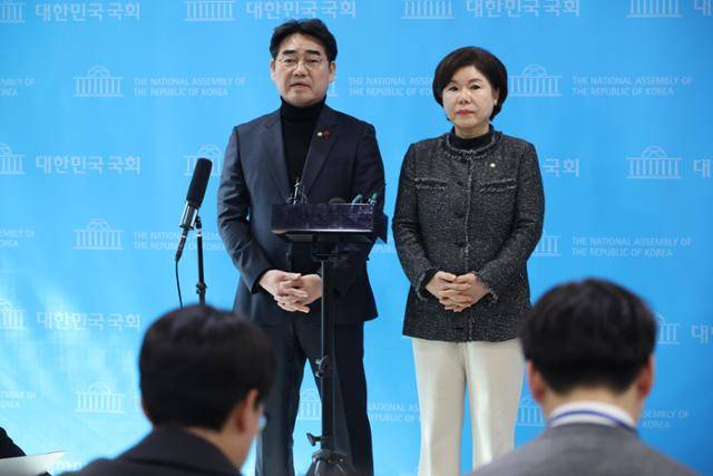 국민의힘 소장파 모임 '대안과 미래' 간사인 이성권 의원과 조은희 의원이 4일 서울 여의도 국회 소통관에서 장동혁 대표, 송언석 원내대표 면담 결과를 브리핑하고 있다. 뉴시스