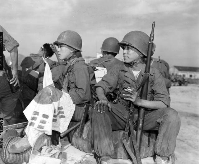 1950년 9월 20일 미해병1사단과 함께 싸우는 한국 해병대 장병들이 김포비행장에서 한강 방면으로 이동하고 있다. 미 육군