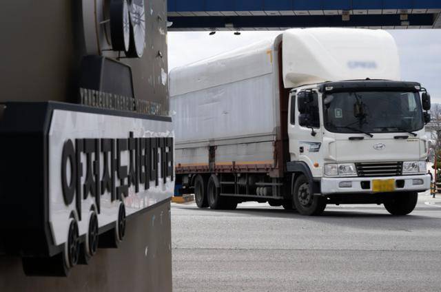 3일 현대자동차 울산4공장 정문에 화물차가 오가고 있다. 울산=최주연 기자