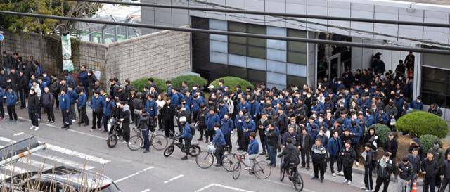 3일 현대자동차 울산4공장에서 오전조 근무를 마친 직원들이 퇴근하고 있다. 울산=최주연 기자