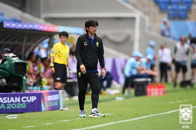 신상우 한국 여자 축구대표팀 감독이 5일 호주 골드코스트 스타디움에서 열린 2026 아시아축구연맹(AFC) 여자 아시안컵 조별리그 A조 2차전 필리핀과 경기에서 선수들의 플레이를 지켜보고 있다. 대한축구협회 제공