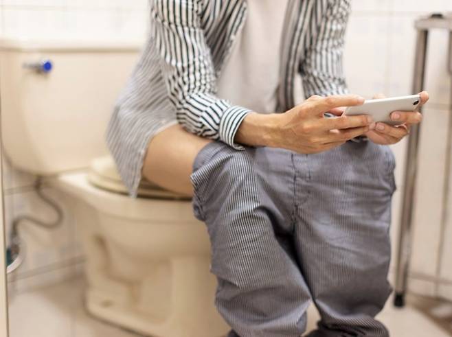 화장실 변기에 오래 앉아 있는 것이 습관화되면 심각한 건강 문제가 발생할 수 있다. /사진=클립아트코리아