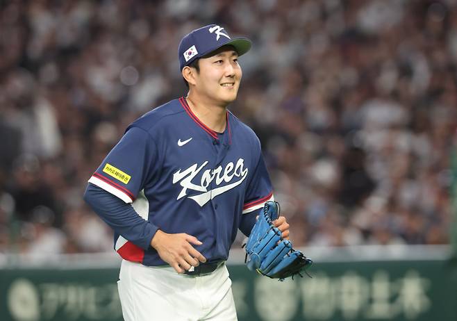<yonhap photo-5344="">7일 일본 도쿄돔에서 열린 2026 월드베이스볼클래식(WBC) 조별리그 C조 2차전 대한민국과 일본의 경기. 5회말을 무실점으로 마친 한국 손주영이 더그아웃으로 향하고 있다. [사진=연합뉴스]</yonhap>