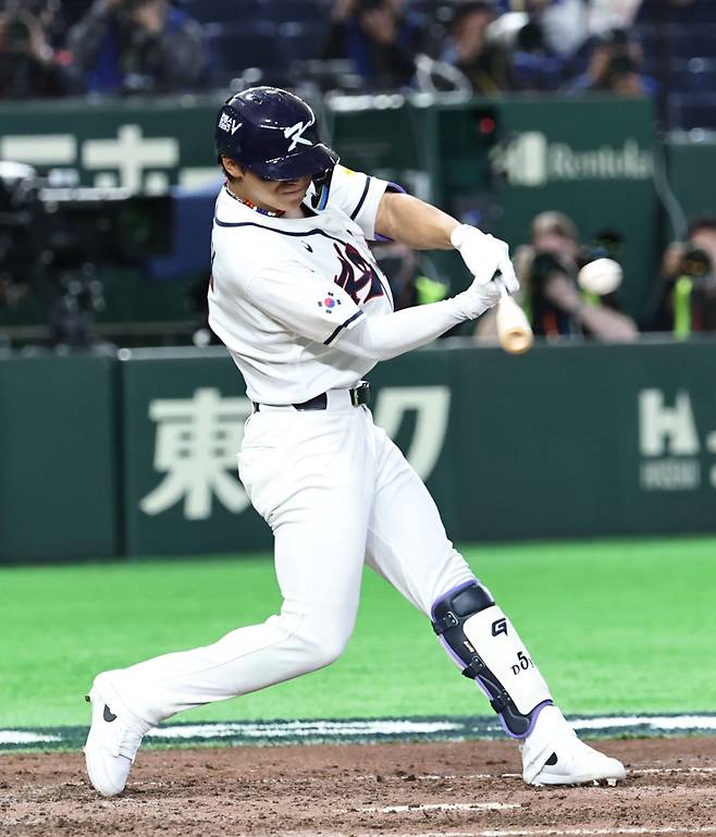 <yonhap photo-5391="">8일 일본 도쿄돔에서 열린 2026 WBC 조별리그 C조 3차전 대한민국과 대만의 경기. 8회말 2사 1루 한국 김도영이 동점을 만드는 1타점 2루타를 치고 있다. 2026.3.8 [연합뉴스]</yonhap>