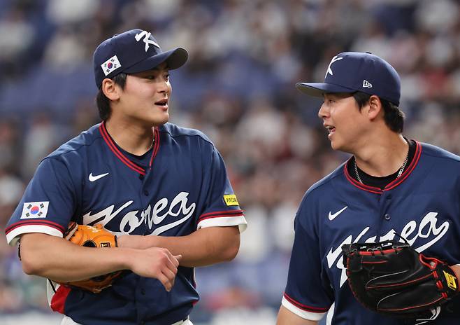 <yonhap photo-4367="">3일 일본 오사카 교세라돔에서 열린 월드베이스볼클래식(WBC) 평가전 한국 대표팀과 일본 프로야구 오릭스 버팔로스와의 경기. 7회말을 무실점으로 마무리한 조병현이 마운드를 떠나며 노시환과 대화하고 있다. 2026.3.3 [연합뉴스]</yonhap>