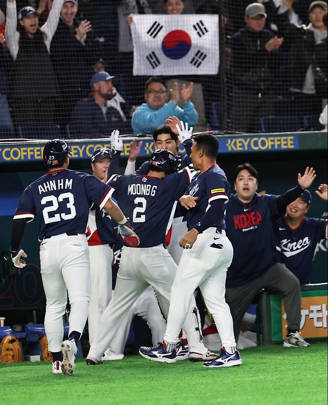 <yonhap photo-6158="">&nbsp;9일 일본 도쿄돔에서 열린 2026 WBC 조별리그 C조 4차전 대한민국과 호주의 경기. 2회초 무사 1루 한국 문보경이 우중간 투런 홈런을 치고 동료선수들과 기뻐하고 있다. 2026.3.9 [연합뉴스]</yonhap>