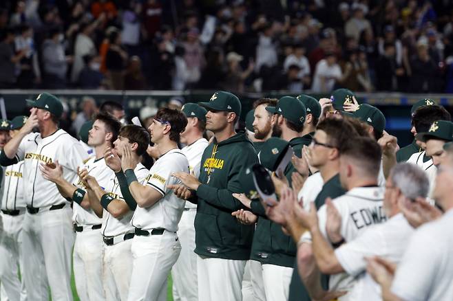 <yonhap photo-8490="">호주 야구 대표팀이 9일 일본 도쿄돔에서 열린 한국전 패배로 WBC 8강행이 좌절된 뒤 팬들에게 인사하고 있다. EPA/FRANCK ROBICHON/2026-03-09 23:11:50/ <저작권자 ⓒ 1980~2026 ㈜연합뉴스. 무단 전재 재배포 금지, AI 학습 및 활용 금지></yonhap>