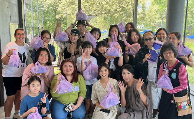 외국인 관광객들이 제주 생태정원카페 ‘베케(Becke)’를 찾아 체험 프로그램에 참여한 뒤 기념 촬영을 하고 있다. 제주도와 제주관광공사는 한류 콘텐츠와 제주 체험 관광을 결합한 체류형 관광상품 개발을 추진하고 있다. (제주관광공사 제공)